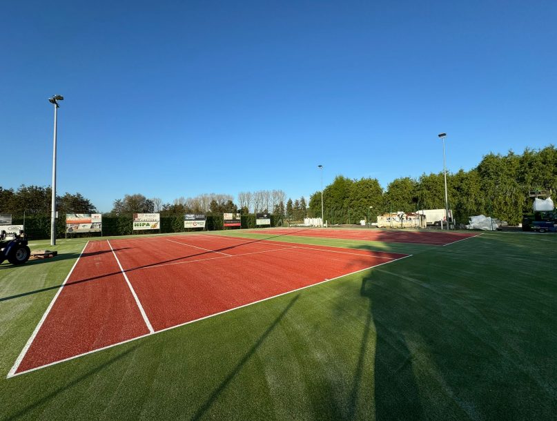 kunstgras tennisplein groen rood